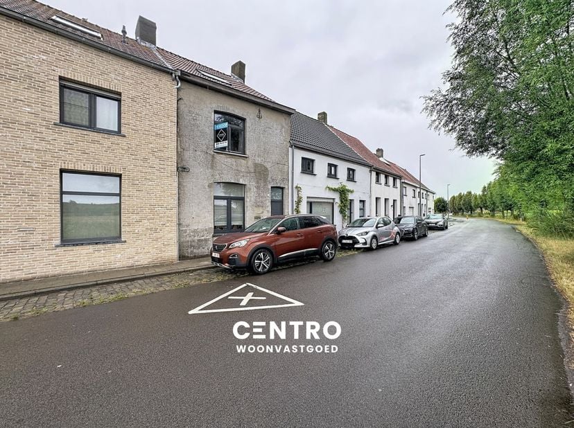 Charmant gelegen woning met 2 à 3 slpks te Lissewege!<br />
<br />
INDELING:<br />
Gelijkvloers:<br />
Inkomhal - living (met veel inbouwkasten) en KW