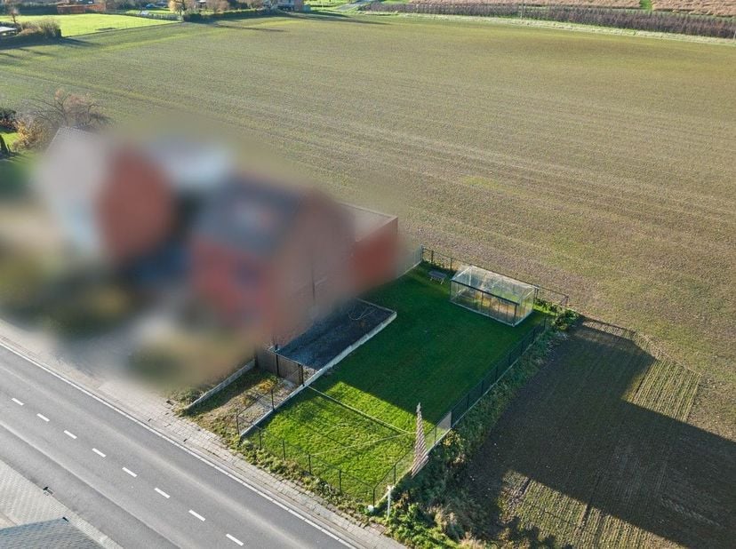 Op dit perceel, gelegen aan de Steenweg 12 in Gingelom, kan je mits het verkrijgen van de nodige vergunningen een halfopen bebouwing realiseren met ee