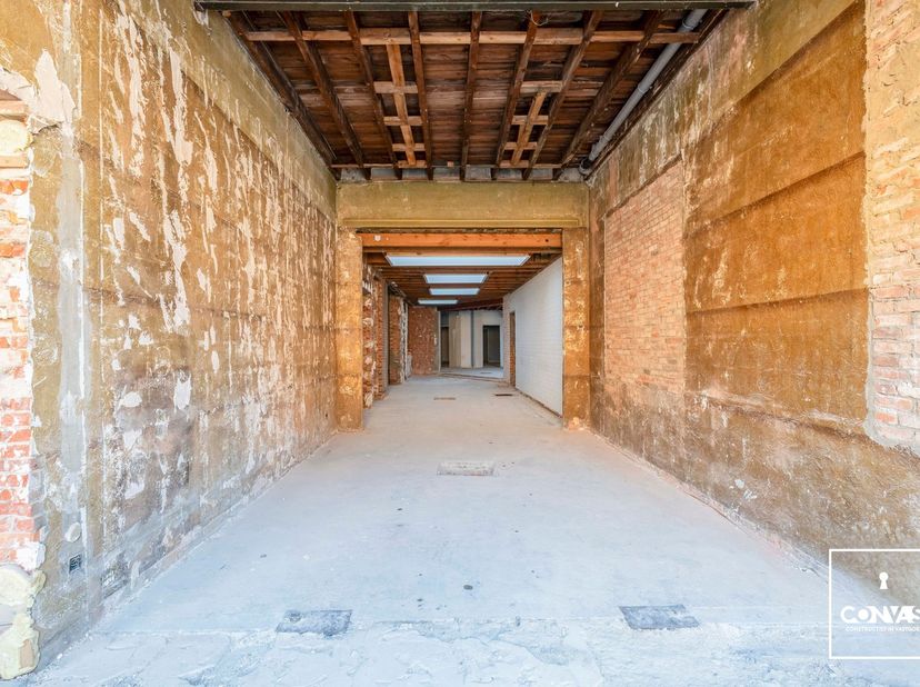 Dit gebouw is gelegen aan de binnenring van Gent, waardoor u een vlotte verbinding heeft naar Gent Centrum, de R4 en N9. Daarnaast zijn verschillende