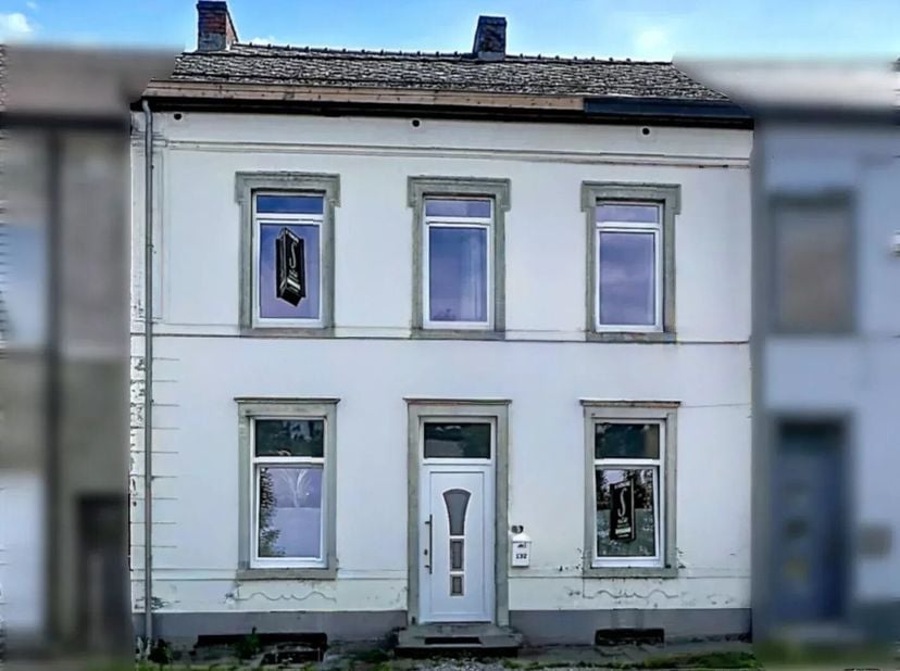 Située sur la rue Jules Destrée, cette maison bénéficie dun emplacement pratique, à proximité immédiate des commodités (commerces, écoles, transports