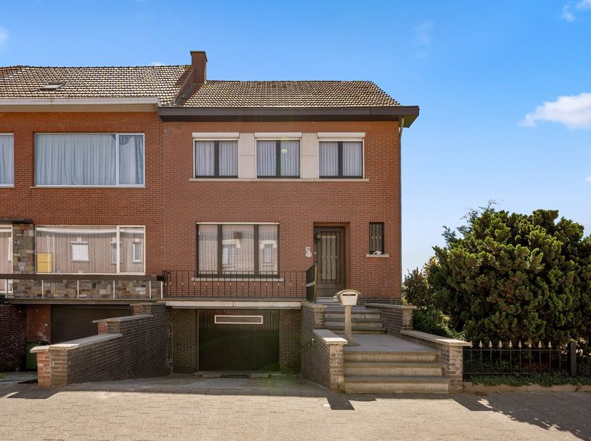 Deze ruime woning is gelegen in Tienen en biedt alle comfort van een half open bebouwing. Met een mooie tuin, een gezellig terras en een garage is dit