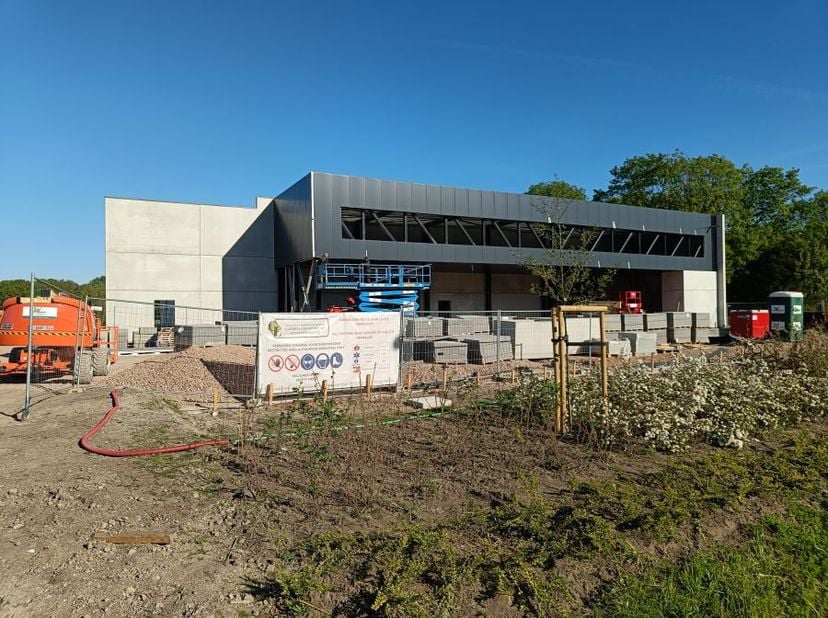 Bedrijfsgebouw te huur in Duffel met magazijn van 3.217 m² en kantoor van 260 m². Voorzien van sectionaalpoorten en buitenruimte.<br />
<br />
-------