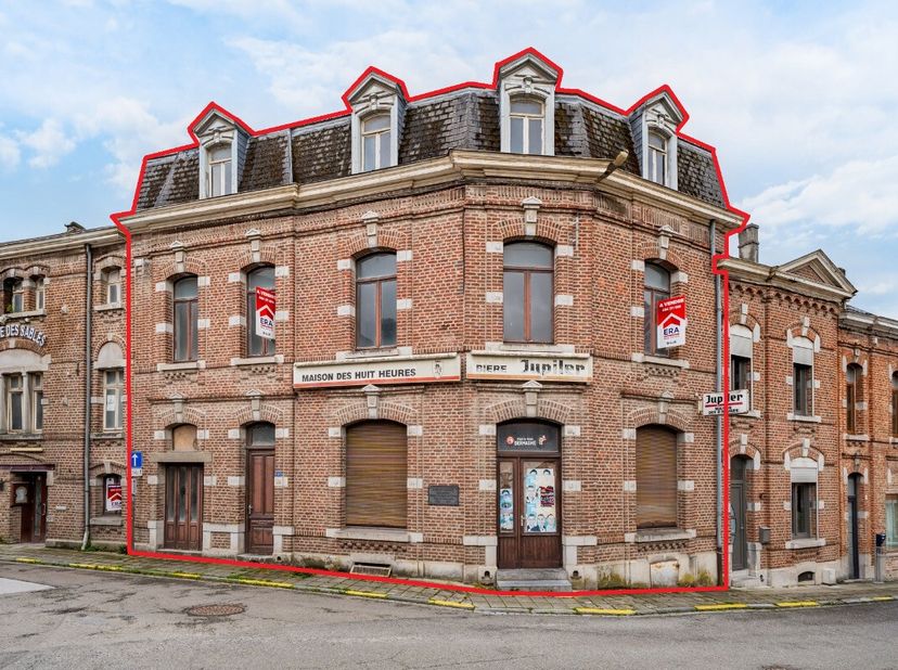 ERA B-LUX heeft het genoegen u dit ideaal gelegen gebouw in Rochefort voor te stellen, met een gunstige vergunning voor de realisatie van drie apparte