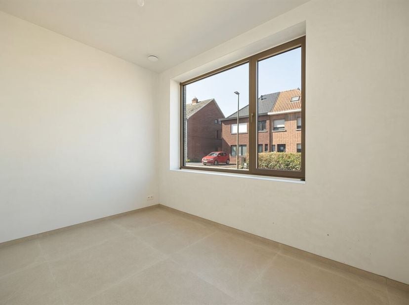 U parkeert op de ruime autostaanplaats van deze nieuwbouwwoning (verkoop onder btw-stelsel, 21% btw van toepassing) en hebt vervolgens de keuze tussen