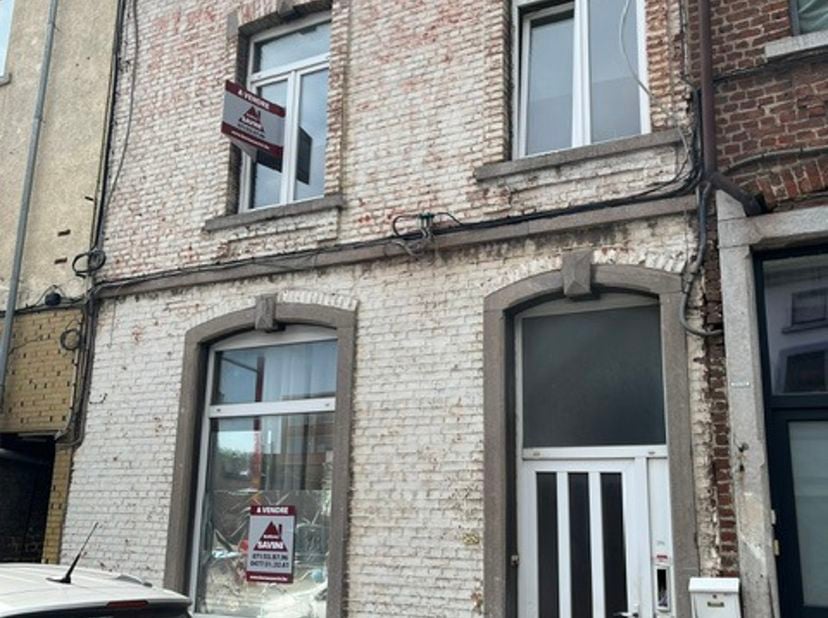 Charleroi - à vendre en plein coeur de Charleroi, un immeuble de rapport composé d'un hall de 11m2 qui donne accès à deux appartements.<br />
Un appar