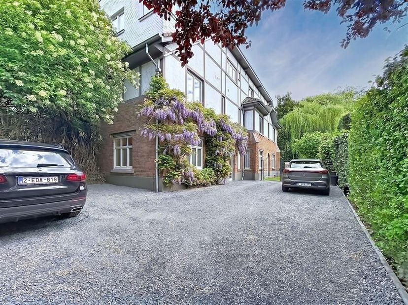 Locatie:<br />
Zeer aantrekkelijke locatie in Ukkel in de geliefde wijk Floride, Langeveld en Montjoie.<br />
Beschrijving:<br />
Een zeer mooi, onber