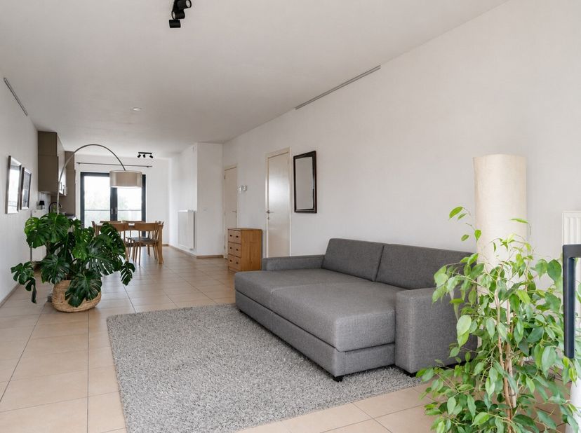 Verrassend ruim en lichtrijk appartement met twee slaapkamers, terras en staanplaats, gelegen in het centrum van Maasmechelen.Dit appartement met een
