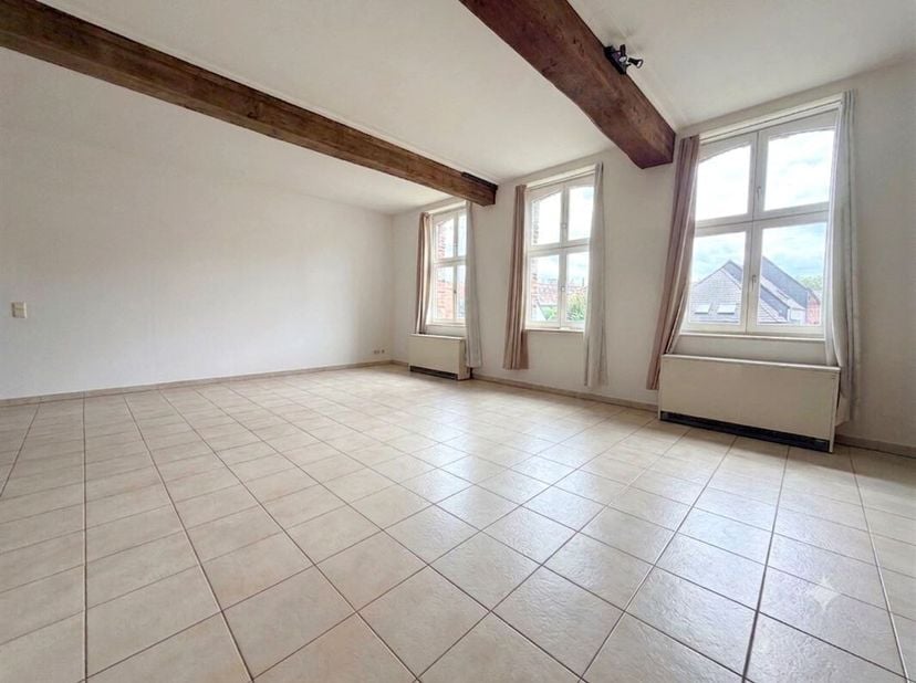Superbe appartement lumineux de +/- 96m² avec 2 chambres situé au 2e étage d'une résidence avec ascenseur à 2 minutes du centre ville.<br />
Le bien c