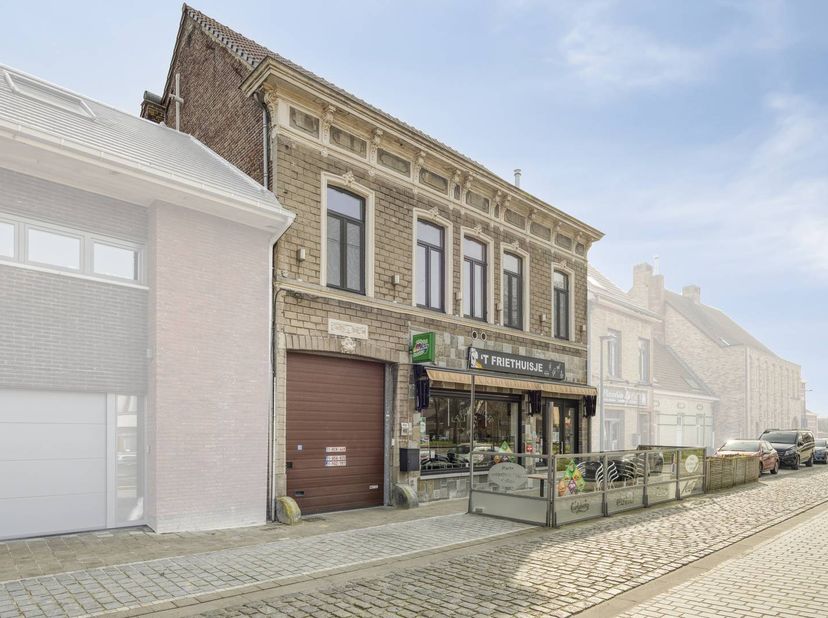 Het commercieel gelijkvloers (70 m²) is momenteel ingericht als een succesvolle frituur, maar de ruimte leent zich ook perfect voor een vrij beroep, p
