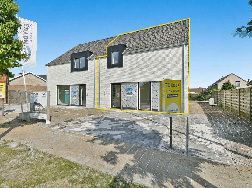 Op een rustige maar tegelijk centrale ligging in Gistel verrijst deze hedendaagse nieuwbouwwoning. De woning werd ontworpen met bijzondere aandacht vo