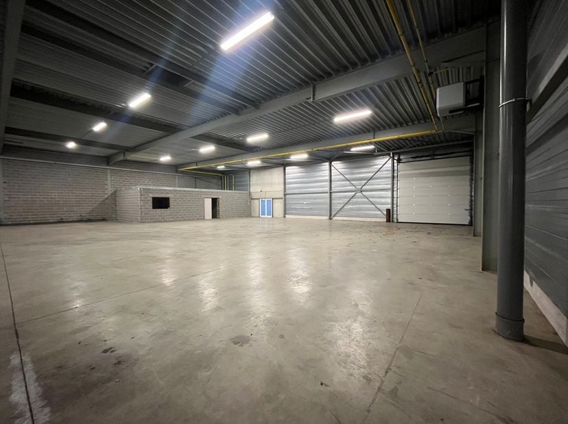 Dit bedrijfsgebouw van 450m² met een vrije hoogte van 4,5m beschikt over een toilet en is gelegen op industrieterrein Stadsheide vlakbij de Corda-camp