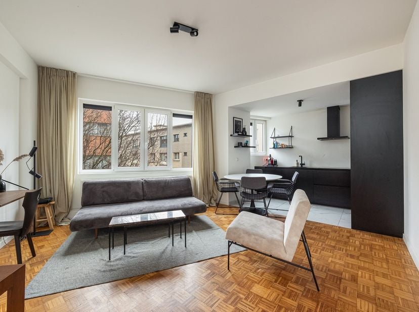 In de charmante Belegstraat, midden in het bruisende Antwerpen-Zuid, ontdek je deze smaakvol in 2019 gerenoveerde flat. Een plek waar rust en stadslev