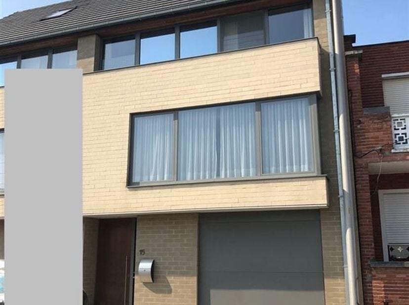 Bel etage woning met 3 slpk in centrum Oudenaarde.<br />
De woning omvat op het gelijkvloers een inkomhal, garage en berging.<br />
Op de eerste verdi