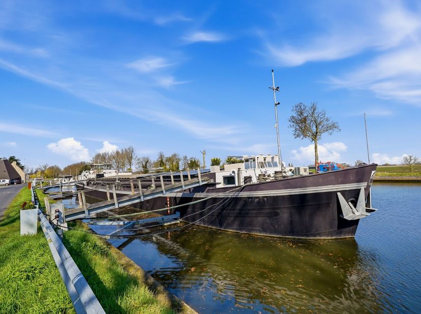 De Droomboot is een uitzonderlijke woonboot (57 m lengte | ± 430 m² bewoonbaar) met vergunde vaste ligplaats in het pittoreske Plassendale (Oudenburg)