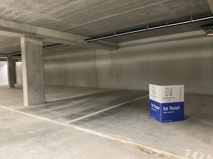 Deze autostaanplaats (genummerd 104) is beschikbaar in onderling overleg.<br />
Droog, nieuw en makkelijk in te rijden.<br />
Oldtimers toegelaten.<br