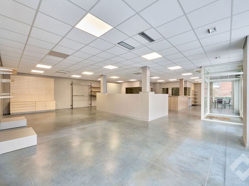 Veelzijdig handelsgelijkvloers te koop in Pelt nabij de commerciële site De koel wat zorgt voor veel passage én met voldoende parkeergelegenheid voor