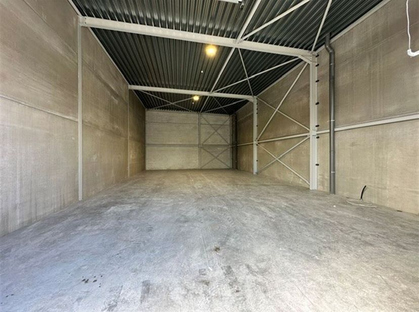 Nieuwbouw magazijn te huur 190 m² te Sint-Gillis-bij-Dendermonde (Unit 5). In een recent ontwikkeld en verzorgd magazijnenpark bieden wij deze nieuwbo