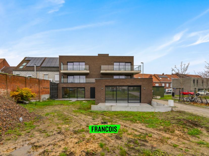 Appartement neuf moderne à vendre à Izegem, idéalement situé en emplacement central et facilement accessible.<br />
L'appartement est vendu dans son é