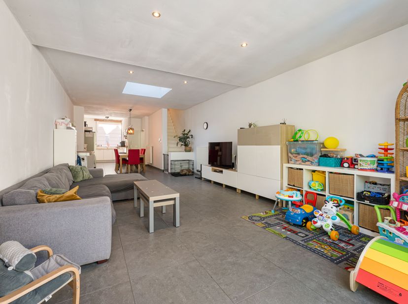 Betaalbare, instapklare woning te koop in Menen<br />
Je betreedt de woning via de inkomhal met gastentoilet en komt vervolgens in de open leefruimte