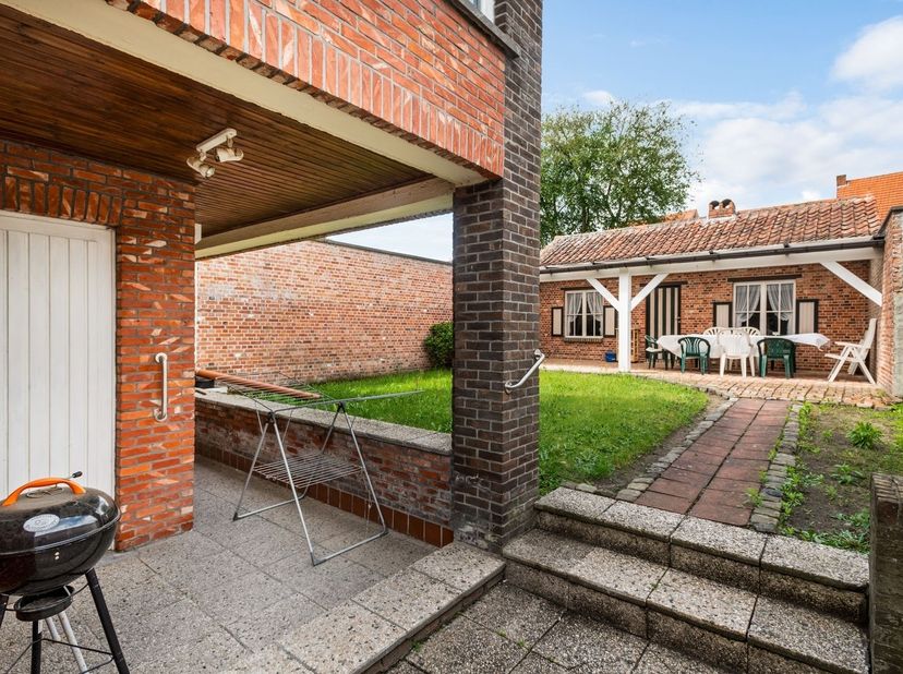 In de winkelstraat van Beerse, bieden wij u een handelspand aan met tuin en een aparte toegang naar de verdieping.<br />
De grondopp. bedraagt ca 480