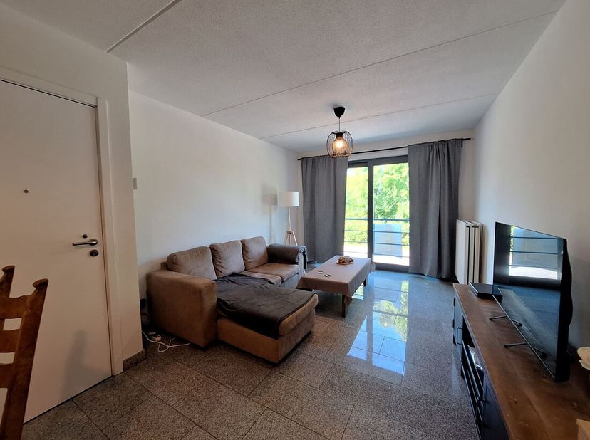 Knus INSTAPKLAAR appartement te Wimmertingen.<br />
Dit appartement op de eerste verdieping heeft een living met open keuken, ingerichte badkamer, één