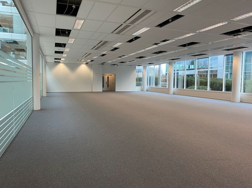 Uniek gelegen kantoorruimte van 844 m² met uitstekende visibiliteit te huur, deel uitmakend van het knappe kantorencomplex "Bourget".<br />
<br />
De