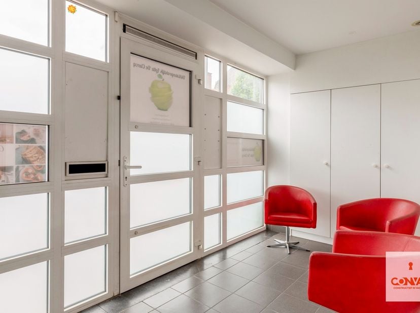 Deze praktijkwoning, nabij het bruisende centrum van Gent, biedt een goede bereikbaarheid via belangrijke invalswegen, lokale handelaars en het openba