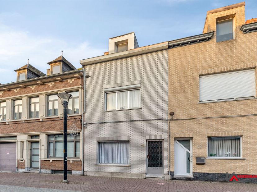 Op te frissen woning in het centrum van de gemeente, op wandelafstand van winkels. Deze woning beschikt naast de inkom over een ruimte die gebruikt ka