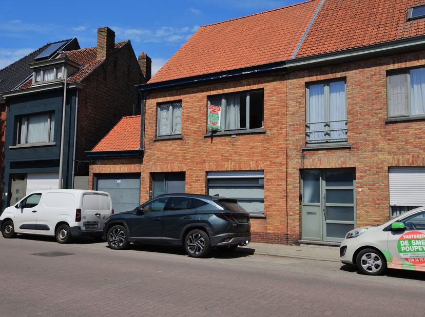 Op een gunstige en vlot bereikbare ligging in de Julius Delaplacestraat te Sint-Kruis bevindt zich deze ruime rijwoning. Dankzij de praktische indelin
