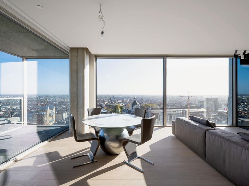 Serenity appartement gelegen in het iconische gebouw Antwerp Tower op de 22ste verdieping gelegen aan het Operaplein met een bewoonbare oppervlakte va