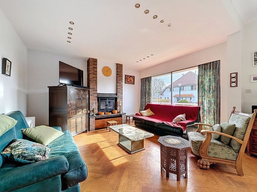 Op een rustige, residentiële topligging (Paul Delvauxlaan)&amp;nbsp; vinden we deze charmante woning met enorme mogelijkheden. De woning is volledig te re