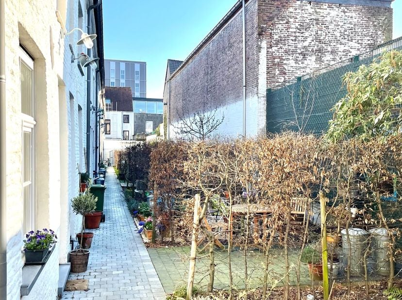 Te centrum Gent Zuid nabij alles wat men nodig heeft, staat dit comfortabel en energiezuinig huisje te huur; inkomhoekje met creatief ingedeeld ruimte