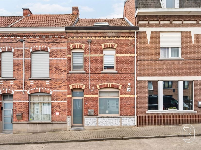 Bienvenue dans cette charmante maison située à Renaix, un logement idéal pour les familles à la recherche de confort et d'espace dans un quartier conv