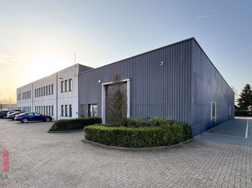 Unité PME de 205 m² avec un espace bureau de 267 m² dans un emplacement de premier choix !<br />
<br />
L’espace de stockage, avec une hauteur libre d