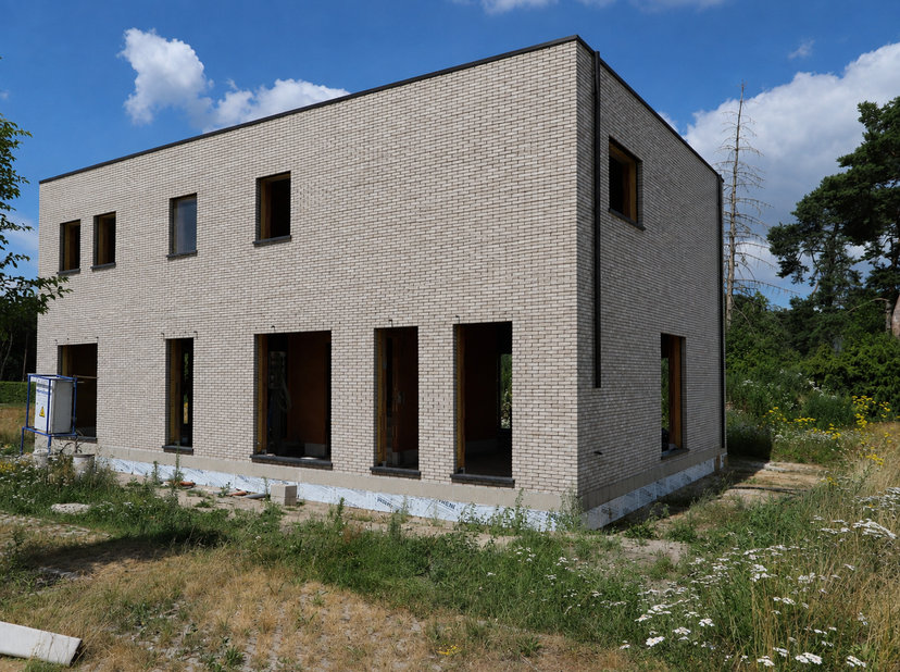 Rustig wonen in het groen, in een doodlopende straat op de Locht in Eksel? Deze moderne nieuwbouwwoning combineert een aangename ligging met hedendaag