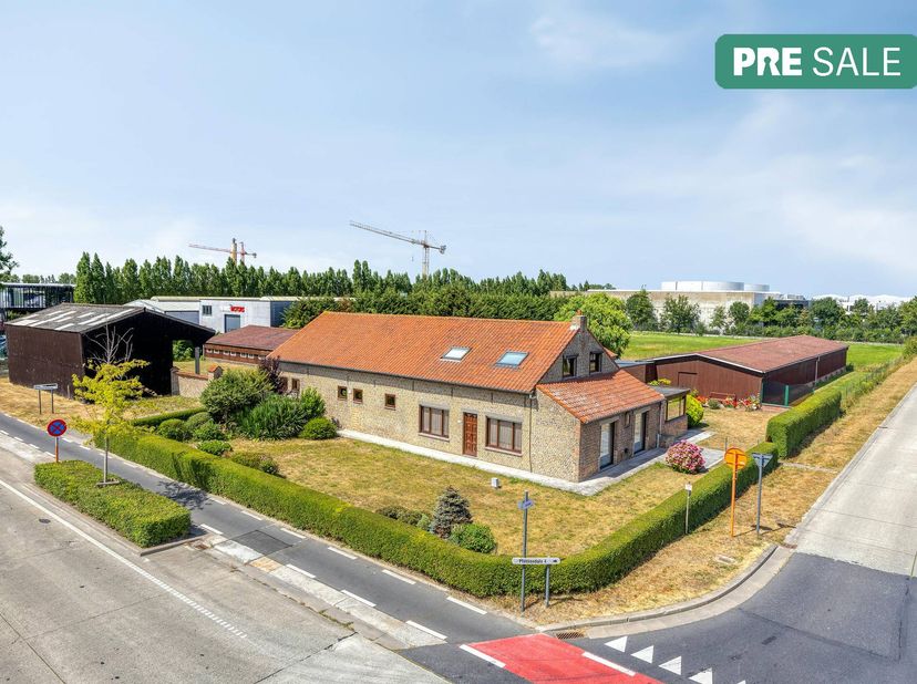 Bent u op zoek naar de perfecte locatie voor uw industriële activiteiten, logistiek of productie? Dit uitzonderlijke perceel industriegrond, gelegen a