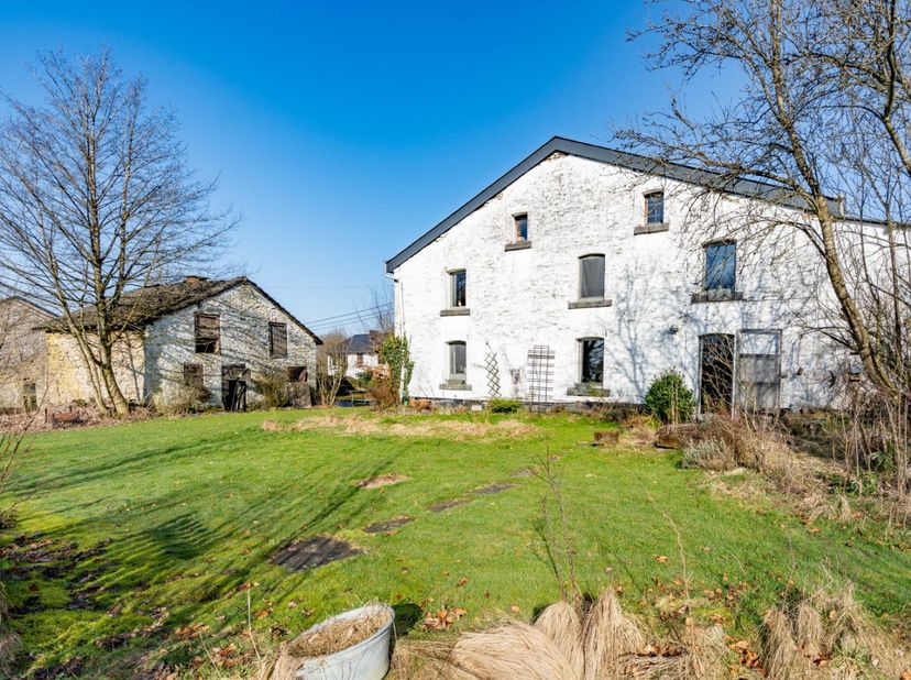 ERA B-LUX biedt u deze vrijstaande Ardense stenen woning aan, ideaal gelegen in een rustige en natuurlijke omgeving, met een vlotte bereikbaarheid en