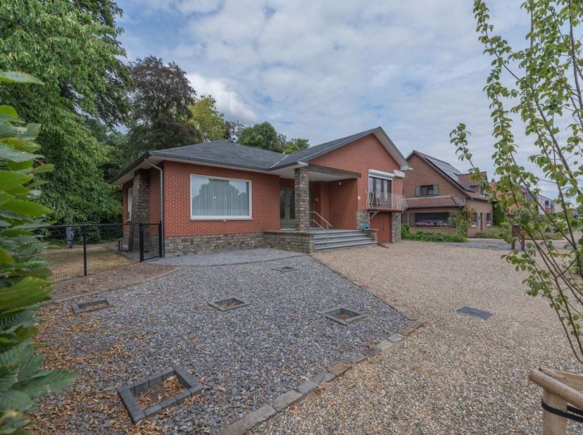 Goed onderhouden, op te frissen splitlevel woning met inpandige garage op ruim perceel vlakbij het centrum<br />
<br />
Troeven<br />
- Keuken en b