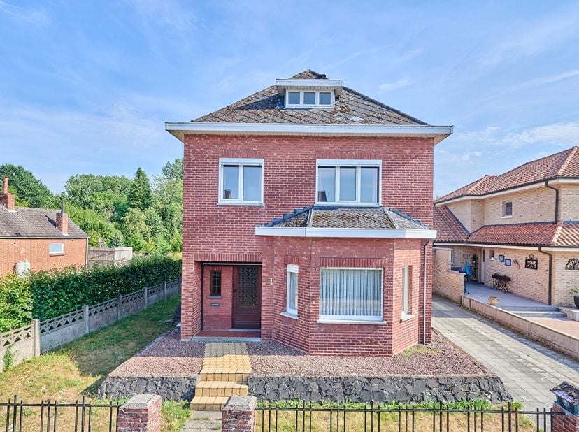 Ben je op zoek naar een woning die je volledig naar eigen smaak kunt renoveren?<br />
Dan is deze karaktervolle woning op een rustige locatie beslist