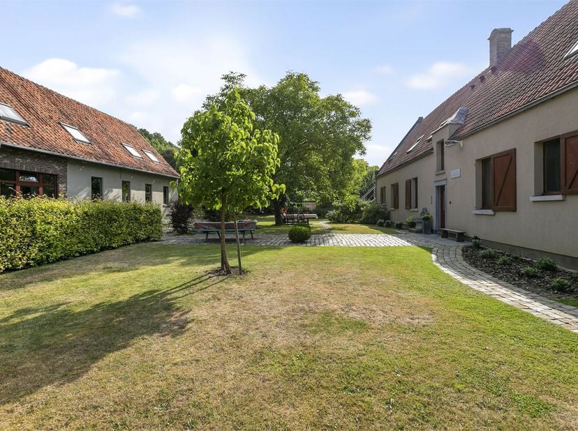 AFSPRAKEN ENKEL VIA MAIL<br />
<br />
In een rustige en groene omgeving bevindt zich dit energiezuinige appartement, inclusief een overdekte autostaan