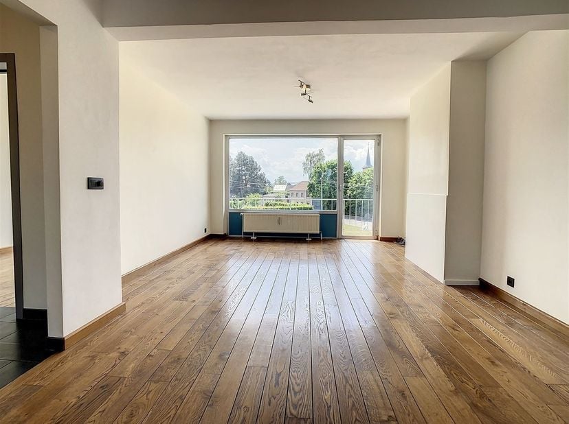 Een gezellig en instapklaar appartement met 2 terrassen, kelder en een garagebox, gelegen te Tienen (Bost), Kennedypark 23, eerste verdieping.<br />