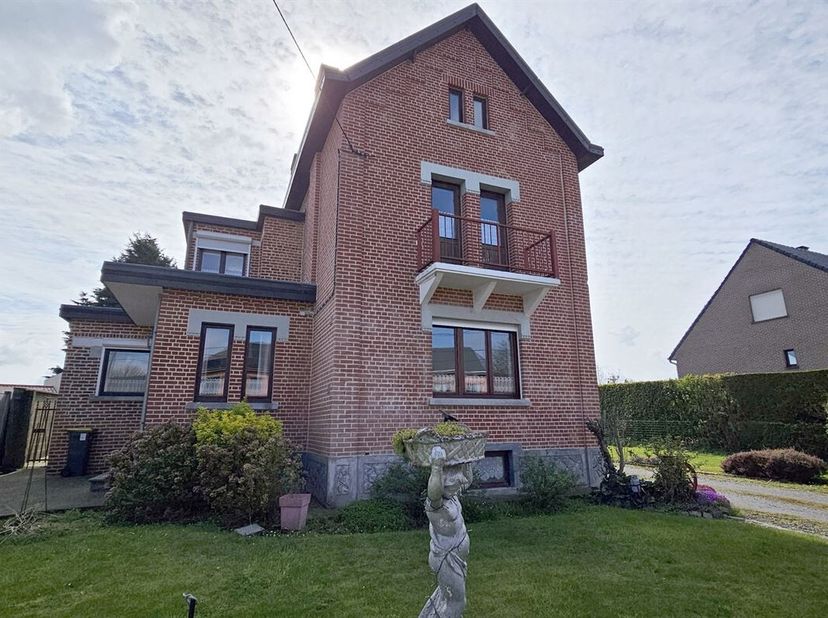 - SOUS OPTION - PLUS DE VISITES Prix: Offre à partir de 305.000 euros, frais d'agence non inclus et à charge de l'acquéreur.<br />
Maison à rafraichir