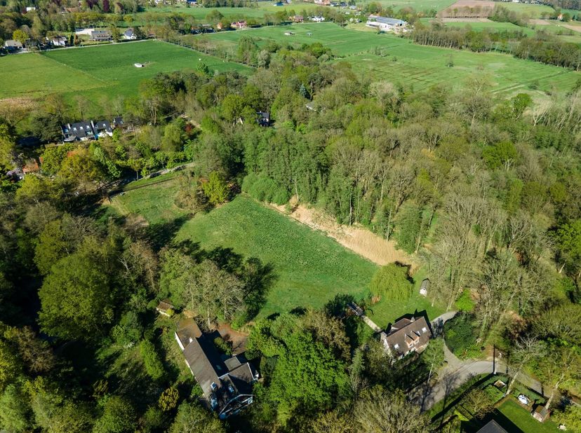 Deze bouwgrond, gelegen aan Olmenlei 98 in Zoersel, bevindt zich in een groene en kindvriendelijke omgeving. Het perceel is geschikt voor de bouw van