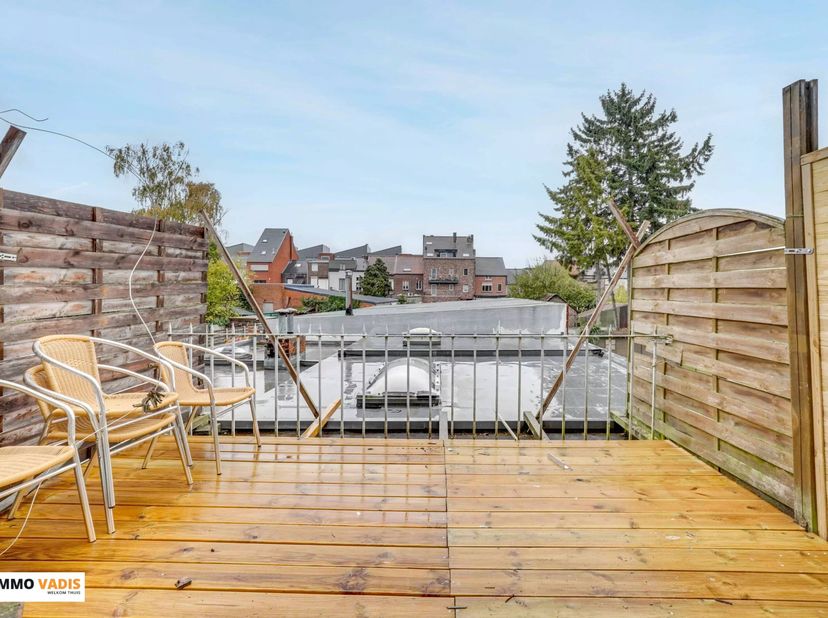 Dit appartement is gelegen in het bruisende hart van Sint-Truiden, in de Slagmolenstraat 28.<br />
Op het gelijkvloers bevindt zich een loods met tuin