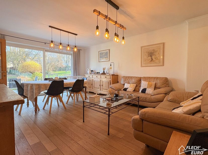 Nous avons le plaisir de vous présenter cet agréable appartement idéalement situé dans un quartier calme et recherché. Niché au rez-de-chaussée de la
