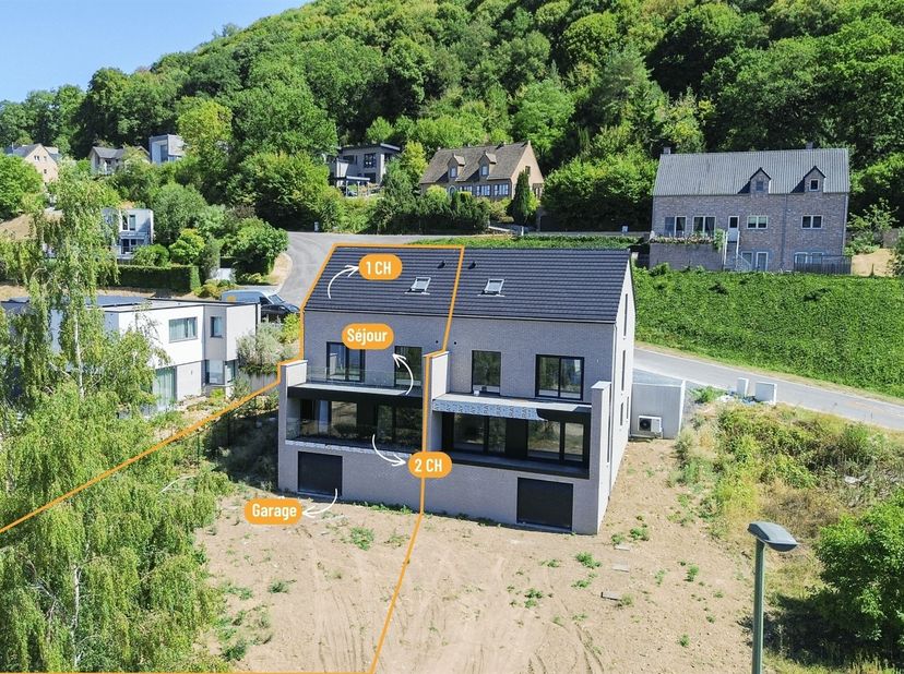 Dit nieuwe huis in een rustige, groene omgeving in Yvoir, dat verkocht wordt onder de 21% btw-regeling, zal liefhebbers van modern comfort en energie-