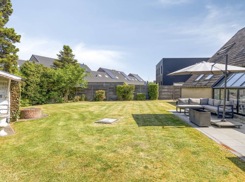 Cette spacieuse maison familiale, construite à l'origine en 1987 et entièrement rénovée en 2005, bénéficie d'un emplacement idéal. Grâce à sa surface