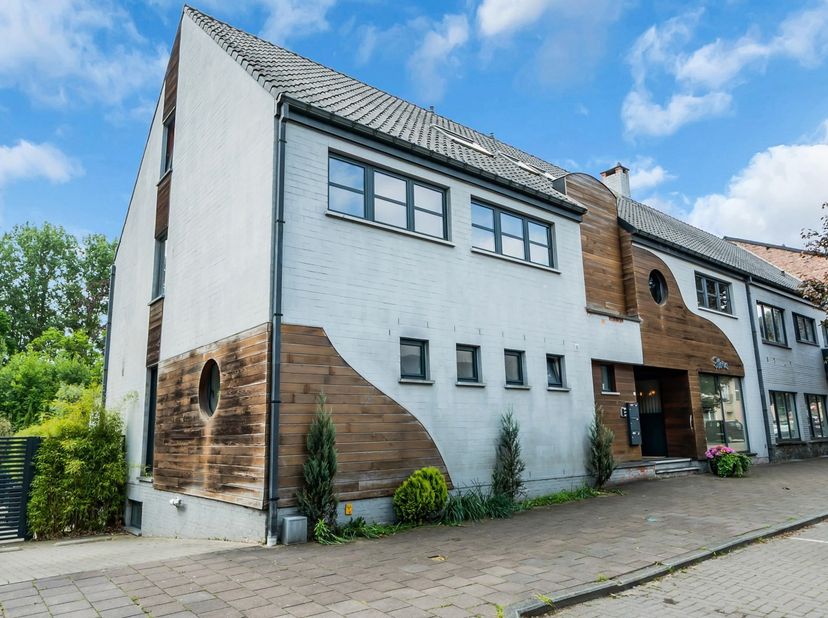 Exclusief gelijkvloers appartement met privatieve tuin, ruim terras en ondergrondse polyvalente ruimte nabij centrum Genk<br />
Op een absolute toploc