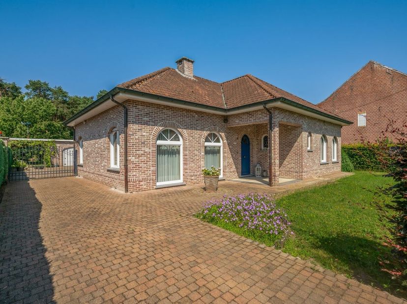 Maison de plain-pied sur un terrain de 9 ares et 94 centiares, avec possibilités d'agrandissement<br />
Cette maison date de 1996 et est en bon état d