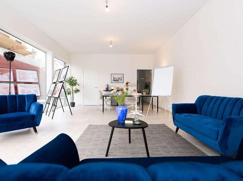 Cet immeuble commercial est situé sur une artère importante menant au centre d'Ostende. Il bénéficie d'un flux continu de passants tout au long de la